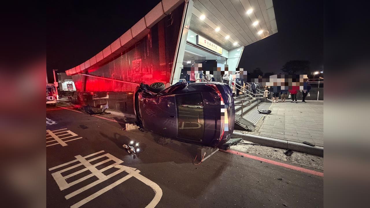 快新聞／高雄直行車VS.左轉車猛撞釀5人傷　衝至捷運站出口翻嚇壞路人