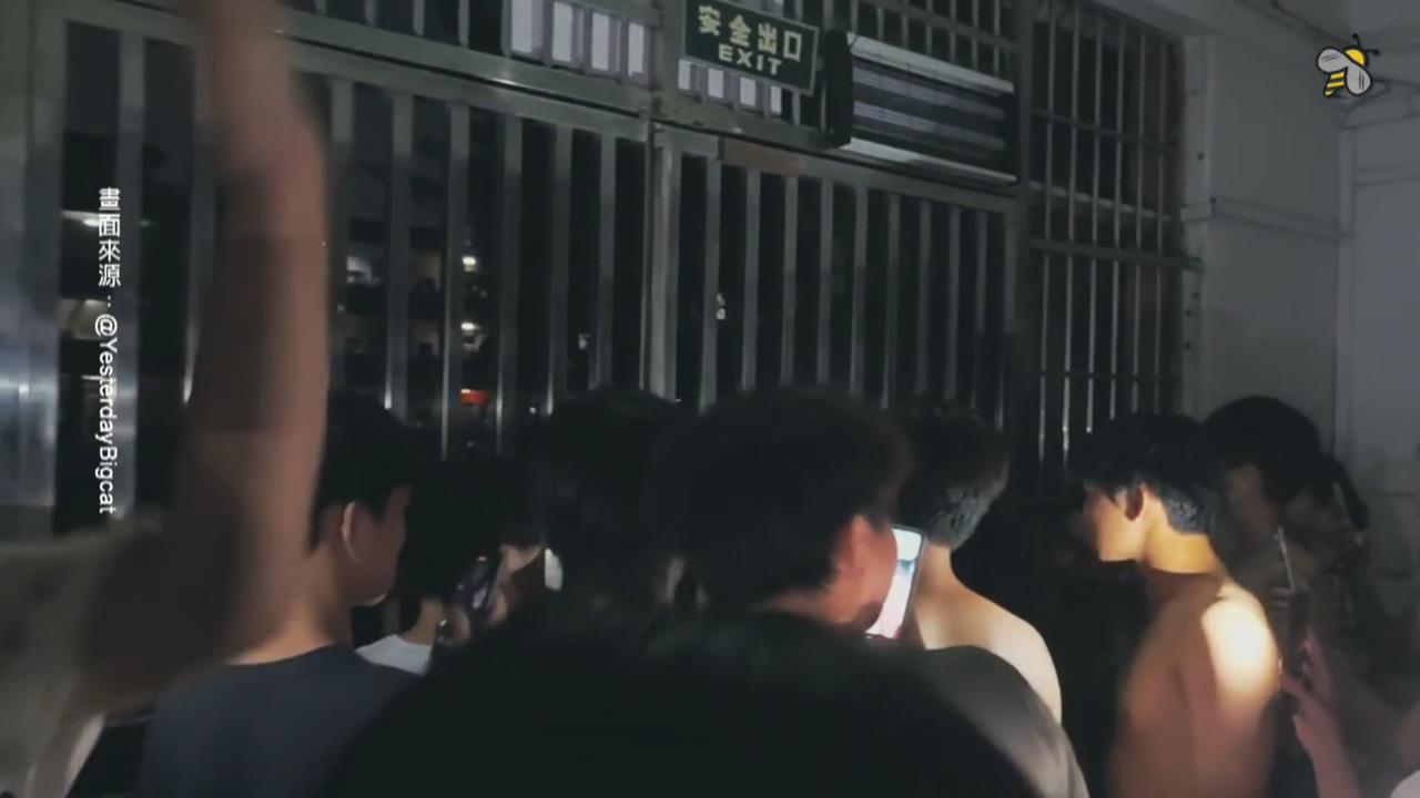 學校宿舍堪比監獄！　中國上千學生暴動追打老師