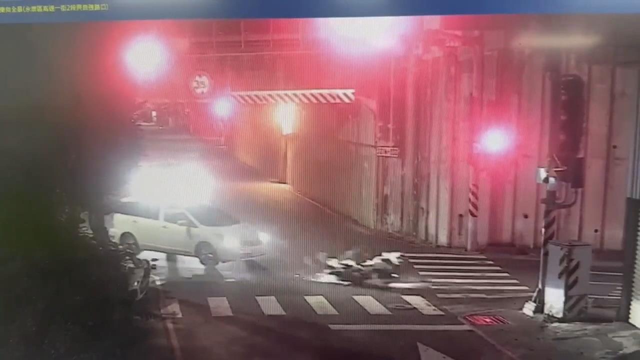 台南驚悚車禍! 休旅車撞機車未停"捲輾騎士"
