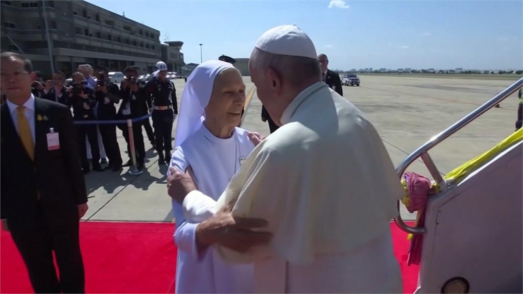 教宗出訪亞洲首站泰國 修女表妹迎接