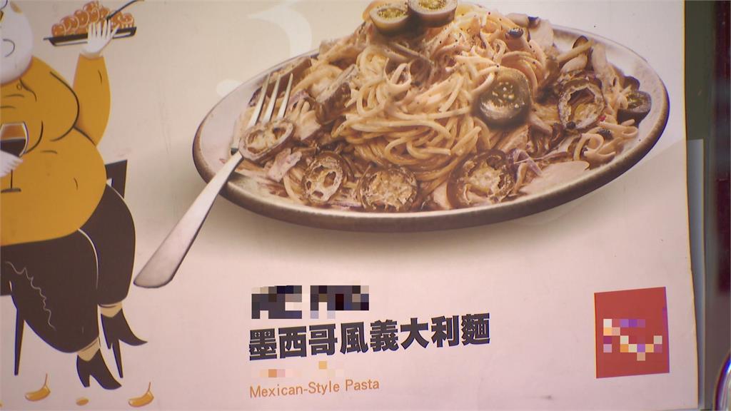 頭皮發麻！奶油義大利麵吃到一半　黑黑物體出現「它」