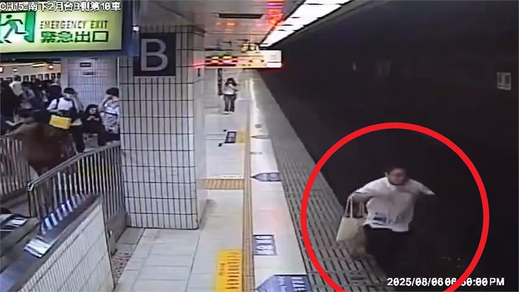 快新聞／行毋知路？板橋車站1低頭族跌落鐵軌受傷　恐再吞萬元罰單