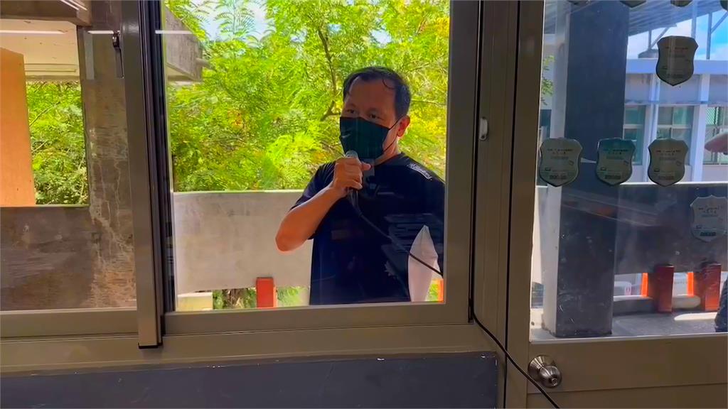 被關在教室外授課爆紅　老師親曝原因　網：超體貼