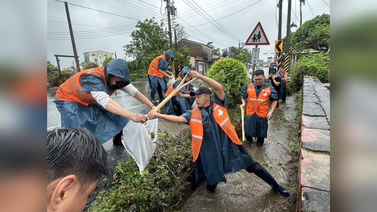 快新聞/滿身泥巴挖水溝作秀? 何博文怒嗆「別用嘴巴救災」