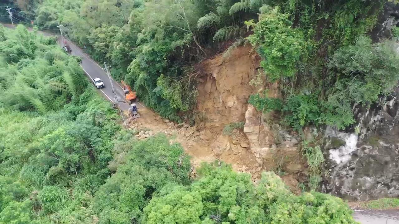 大湖苗61線香林段落石坍方！　電桿傾倒阻雙向道路　怪手搶修