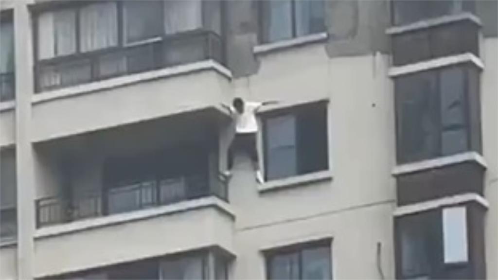 偷情被抓包？男子扮蜘蛛人「徒手爬37樓外牆」網笑：老王小心啊