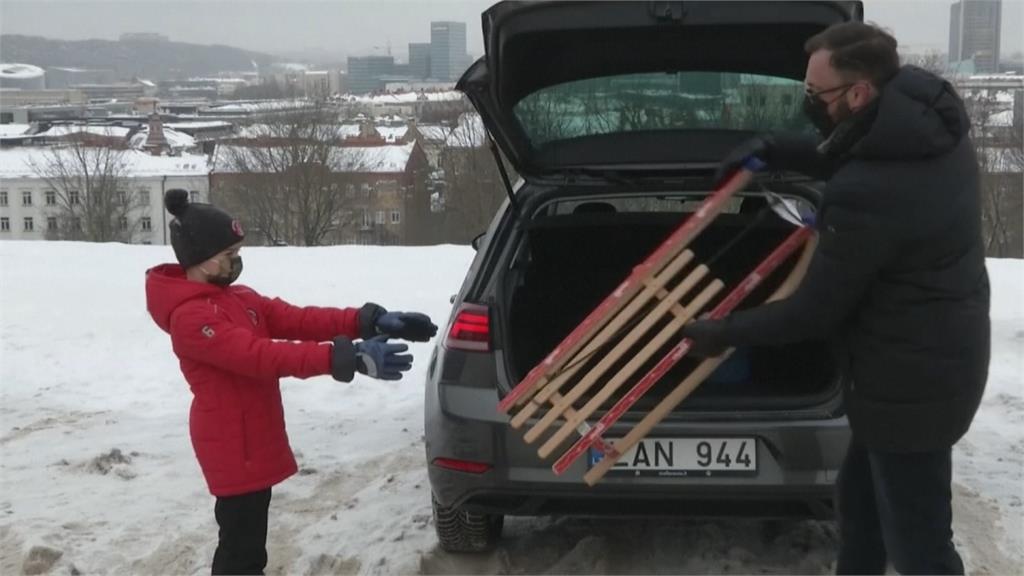 <em>立陶宛</em>租車附帶雪橇 疫情下開車找人少地方玩