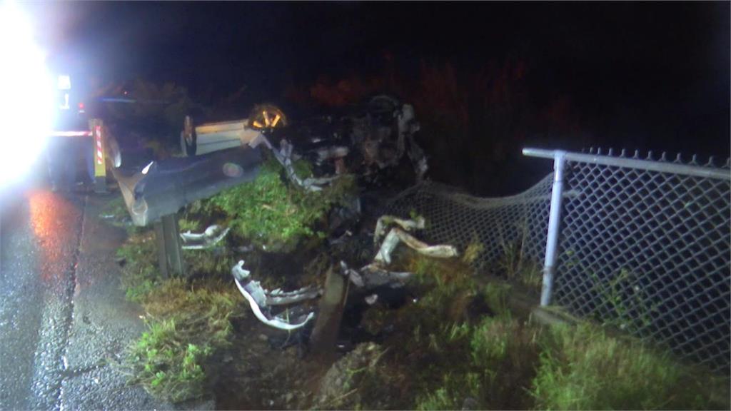 超載釀禍? 轎車自撞翻覆 6人傷
