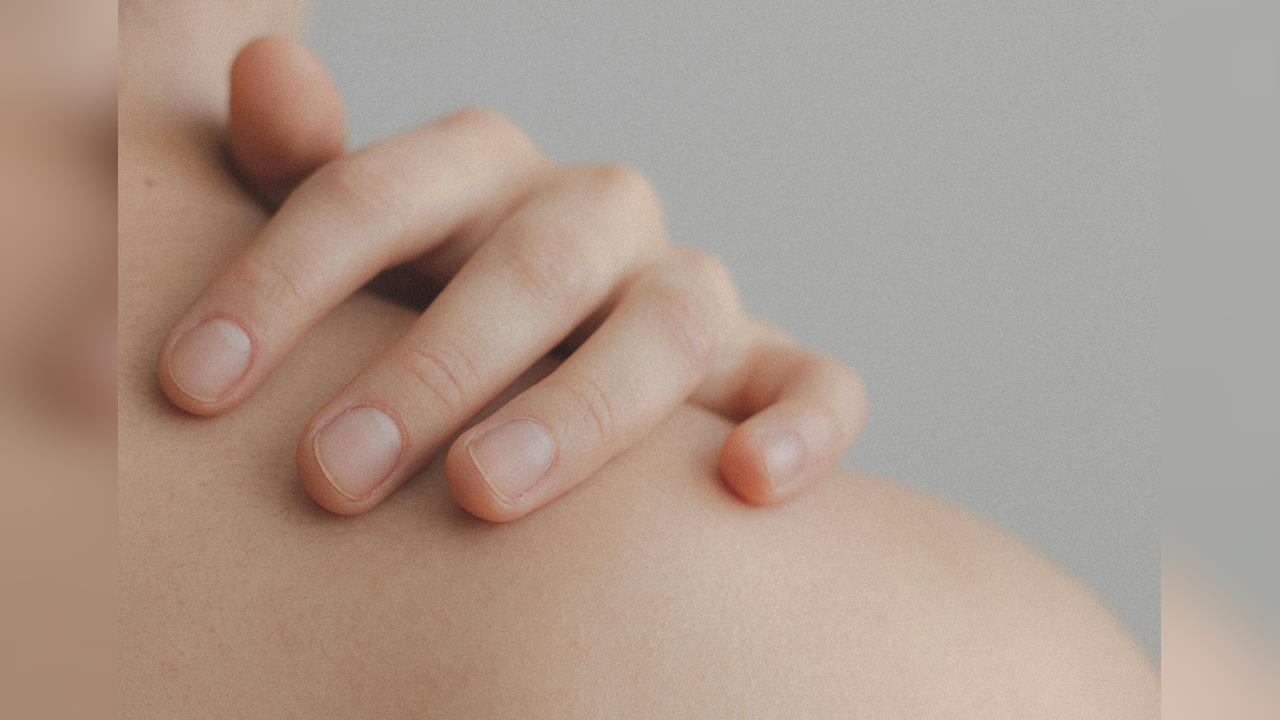 冬天狂洗熱水澡暖身是「皮膚凶手」？醫師曝「這動作」恐害身體乾癢、脫屑