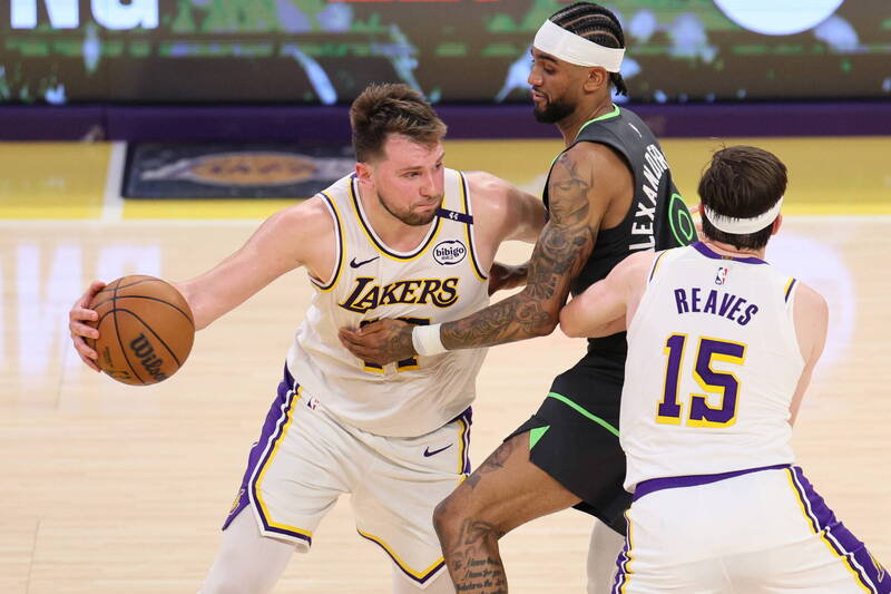 NBA(影)／Doncic全場最高37分無用！灰狼三分雨轟垮湖人奪首勝