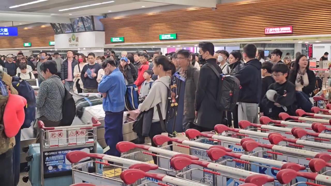 太誇張!機上囂張抽電子煙 外籍男乘客還對空服員「伸鹹豬手」