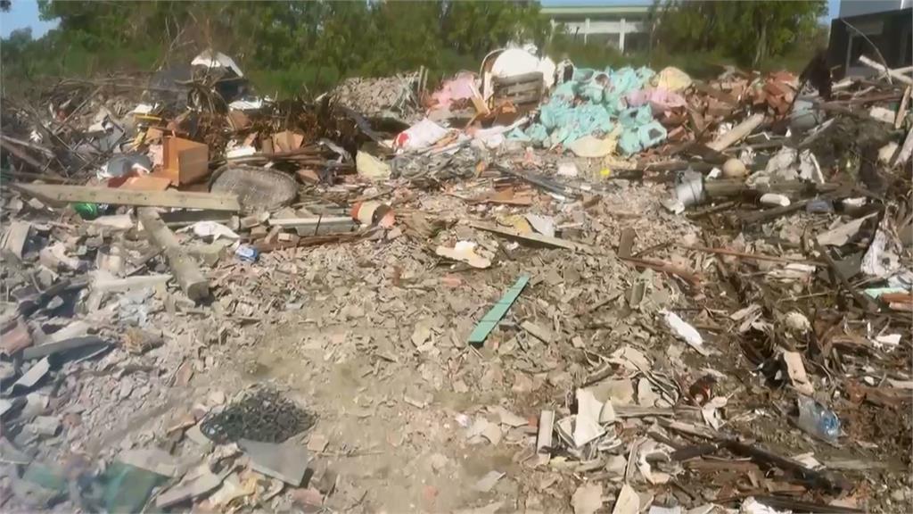 台南風災後垃圾堆置待清　「石綿瓦等有害物質」被偷倒混入