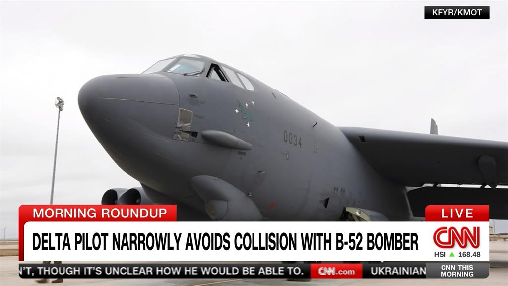 空中驚魂！達美航空降落前發現B52轟炸機　距離超近「機師大迴轉」
