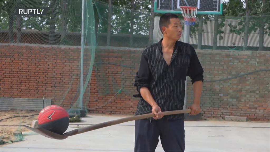 中國工人以鐵鍬背對籃框投籃　如「磁鐵相吸」怎麼拋怎麼中！