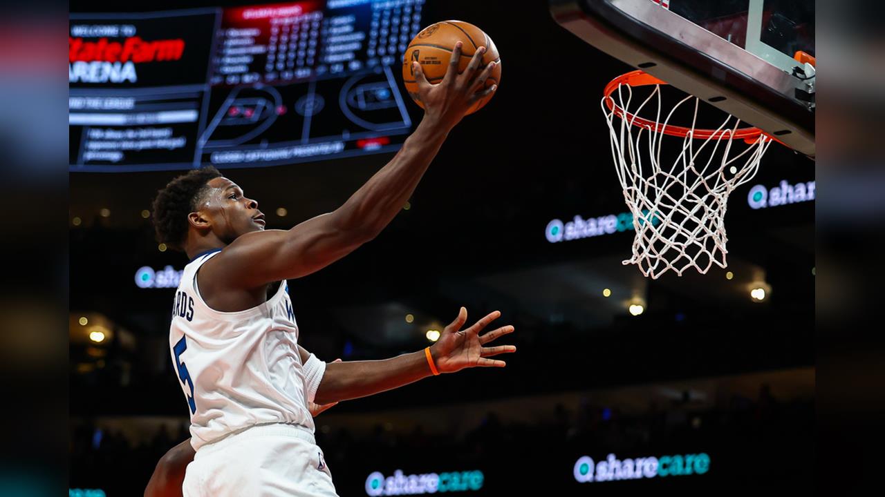 NBA(影)／提前被換下不爽總教練調度？灰狼「蟻人」自行離場惹爭議