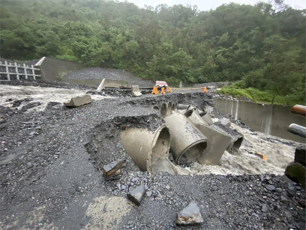 快新聞/整夜大雨不斷!屏東霧台鄉大武村聯外道路沖垮 上百村民受困