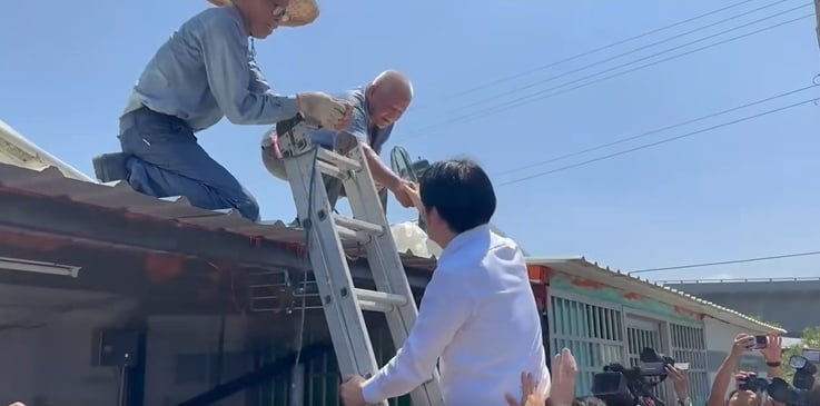 超親民！賴清德第7度視察台南災後復原　爬鋁梯上屋頂遞水慰勞工班