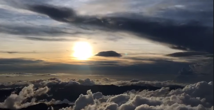 玉山夕陽下壯麗「滾滾雲海」縮時影片曝光　鄭明典：變化豐富的雲彩！