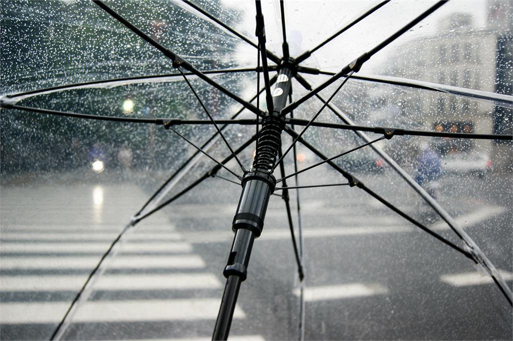晴朗炎熱到週六！林嘉愷提醒「週日鋒面報到」午後雷雨將增多