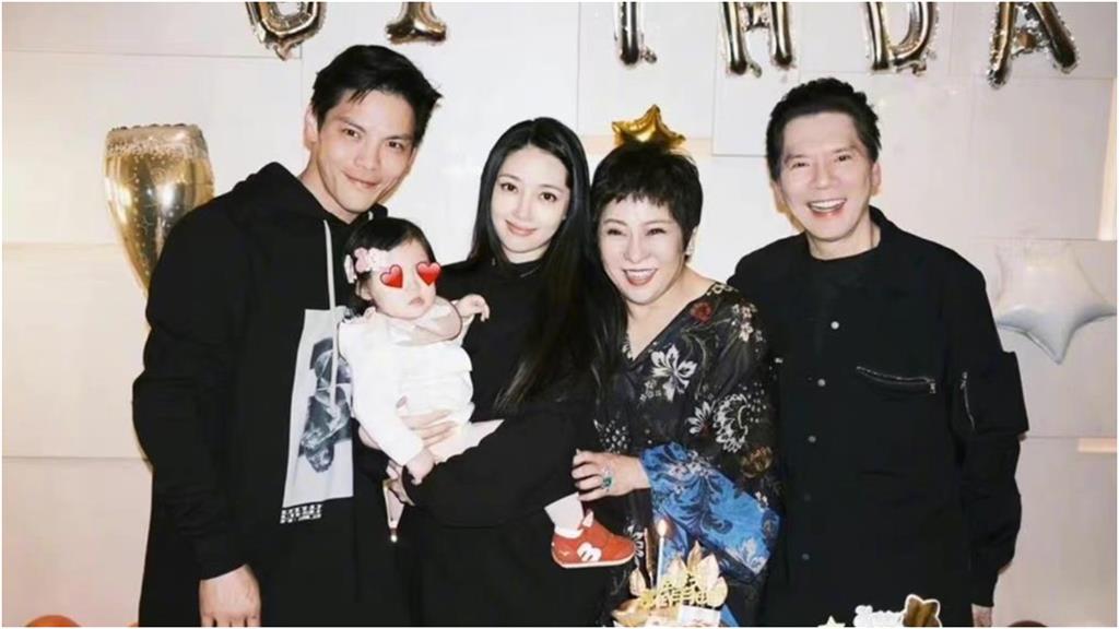 郭碧婷公婆慶結婚43年！向華強喊「真的不容易」　向太1句話接招