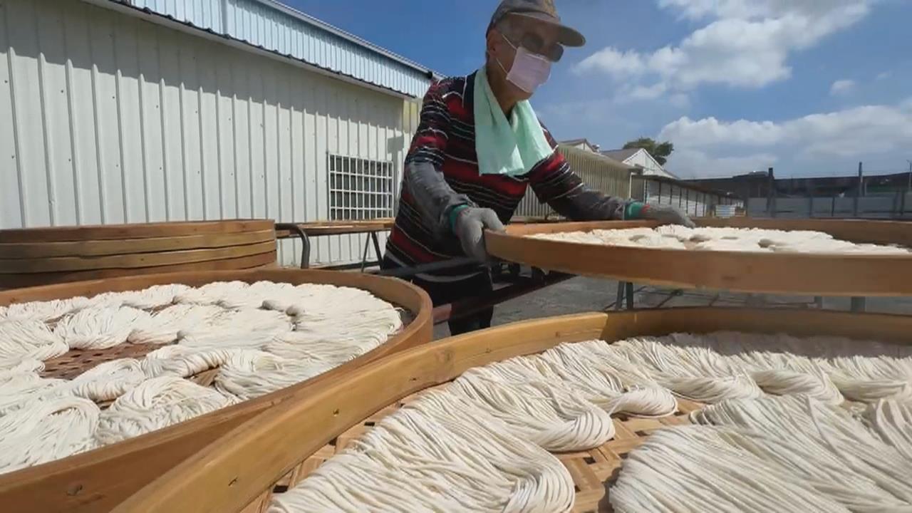台南關廟麵靠「天然曬製」　天氣放晴！業者全力趕工生產