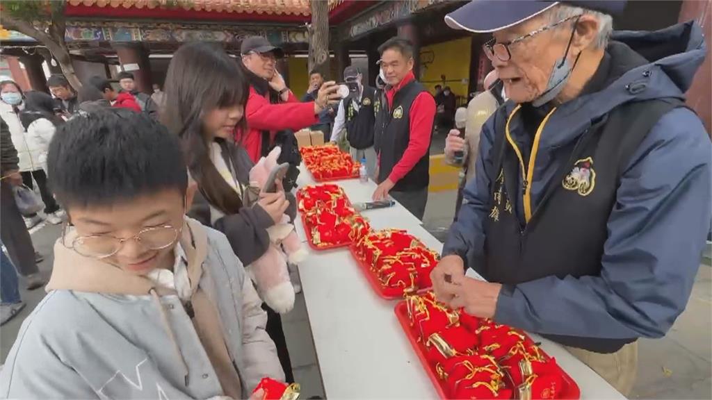 大年初一屏東車城福安宮發錢母　玉皇宮提供平安飯湯讓信徒吃平安
