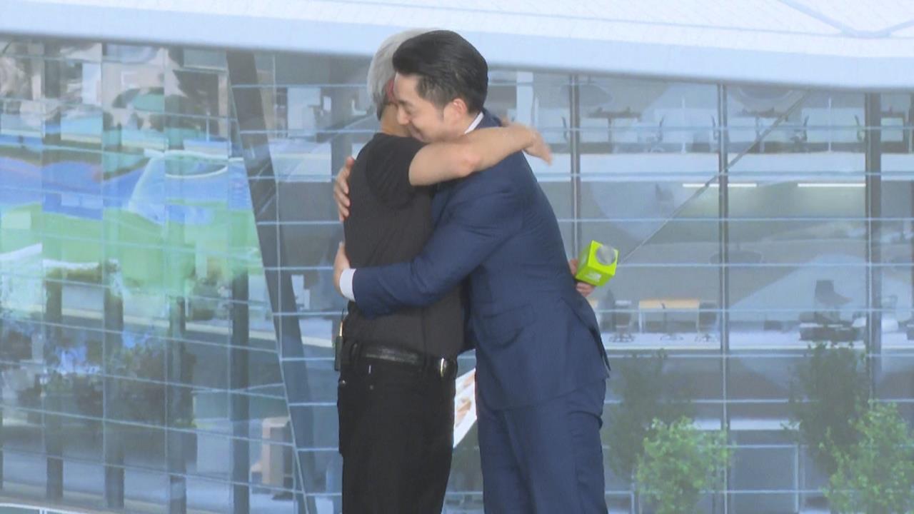 快新聞/蔣萬安熱擁黃仁勳!親送「雙重大禮」秀英文 AI教父感動告白:台灣是家
