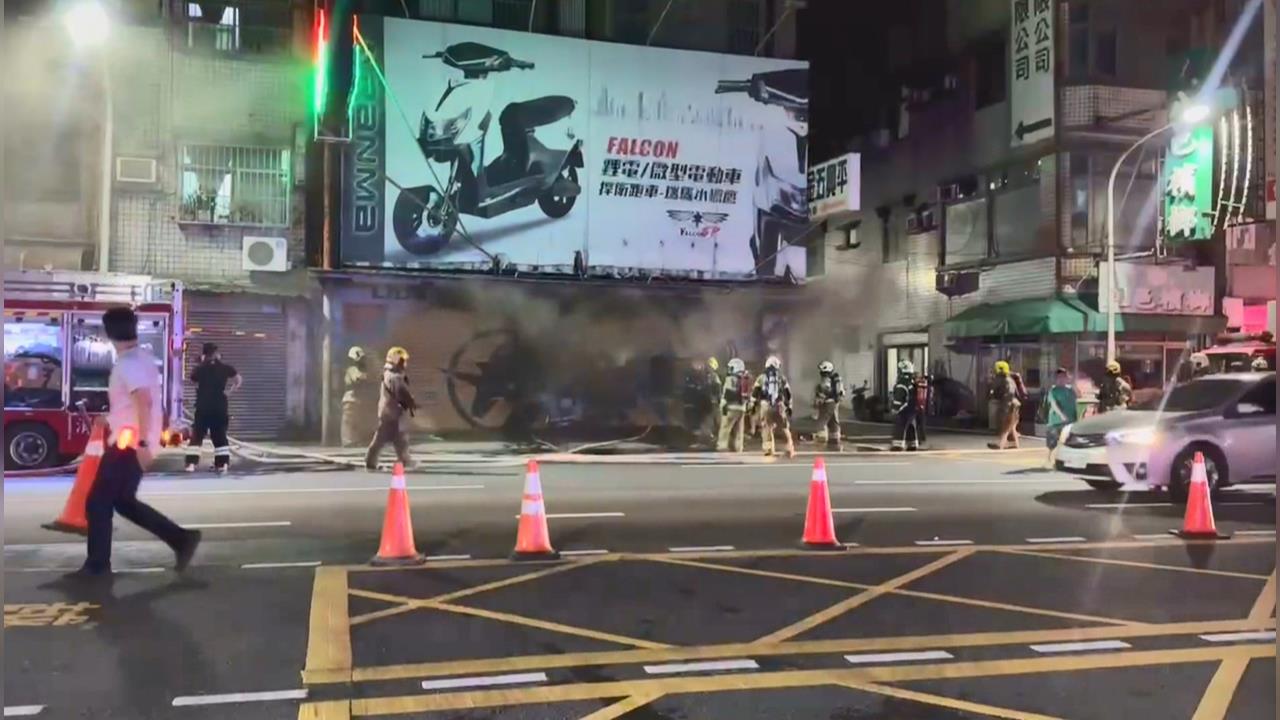 幾天前才遇水災...台南電動機車行深夜火警救3人