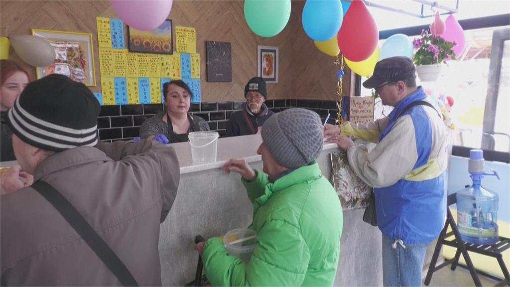為善念隻身飛越大半個地球　日本75歲男哈爾科夫開咖啡廳免費供餐