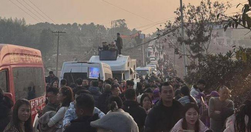 女孩「撂人按豬」闖大禍！2天狂吸萬人擠爆家門　當地考慮辦刨豬湯節