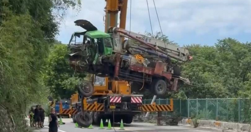 八里車禍釀2死!墜山坡噴飛車外 亡者身份曝