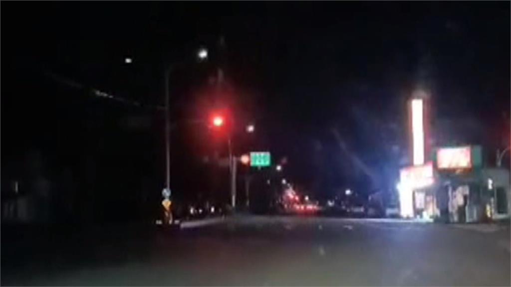 連續下雨電路受潮　整排LED路燈閃不停