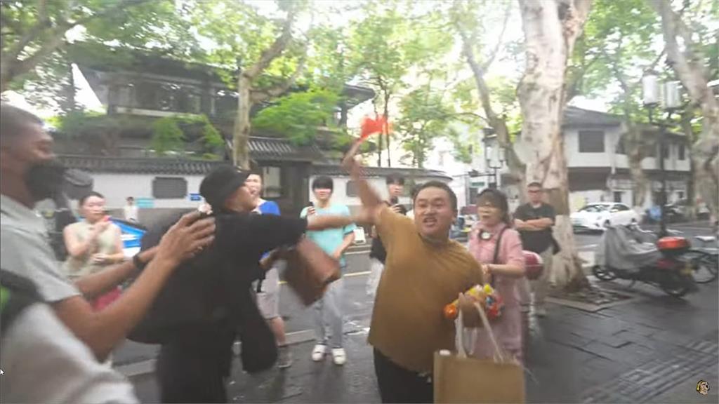 宦我遊上海？館長換古裝吃宮廷菜　網見1畫面：被羞辱還不知