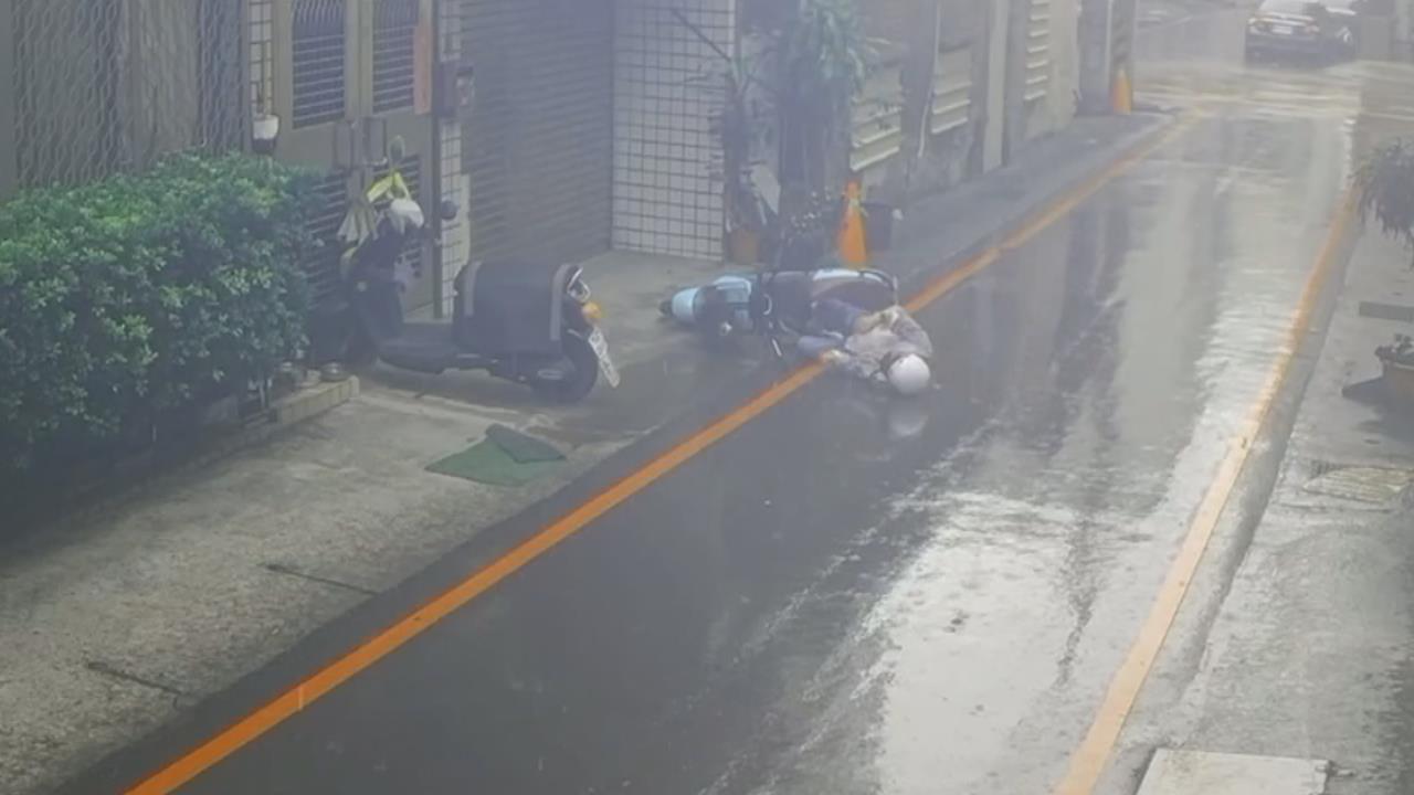 台灣最美風景！　屏東八旬婦大雨摔車　熱心民眾淋雨救人