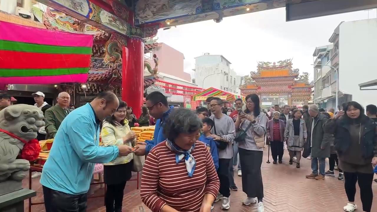 年味滿滿!大年初一花蓮香火鼎盛 民眾搶拿限定馬年福幣