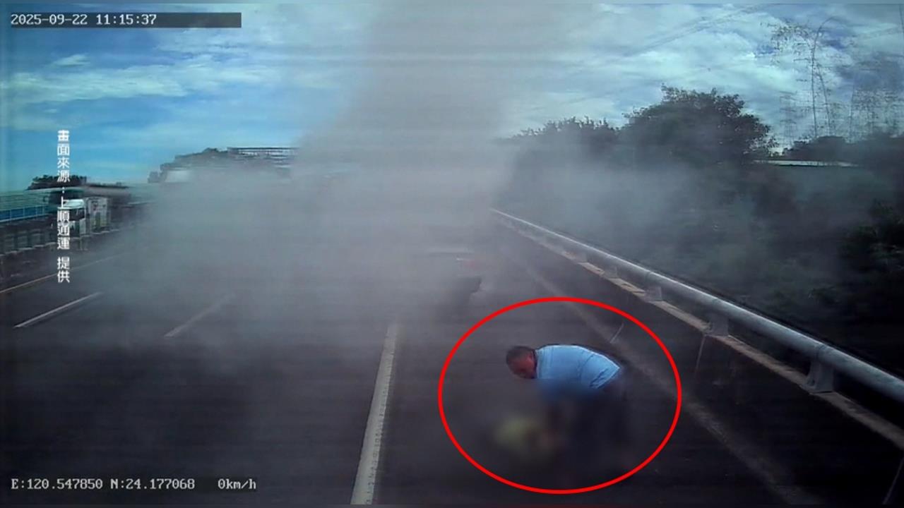 活菩薩！國3自撞火燒車　2大貨車駕駛跳車奮勇救人