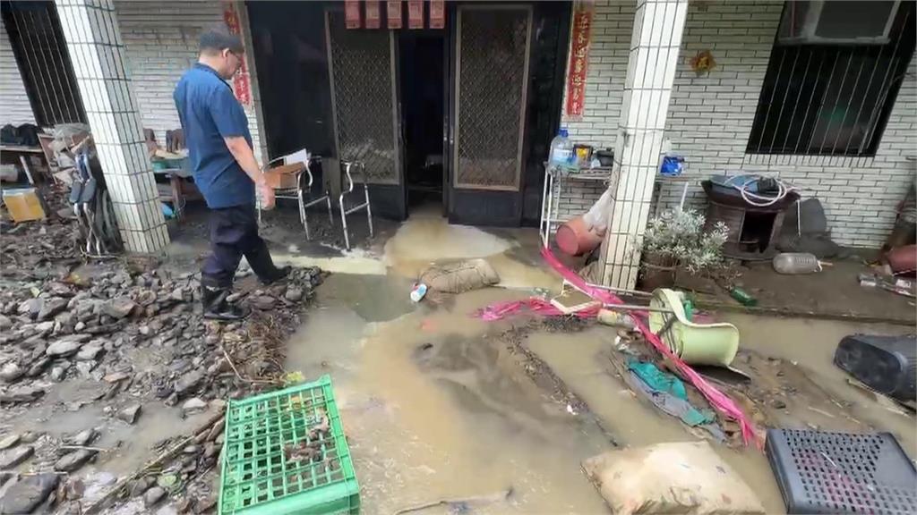 高雄六龜中興里土石流灌進住家　2層樓瞬間變1樓