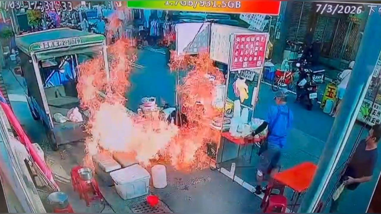 台南機車倒下撞擊夜市攤販瓦斯桶！　「瞬間起火」兩人燒燙傷急送醫