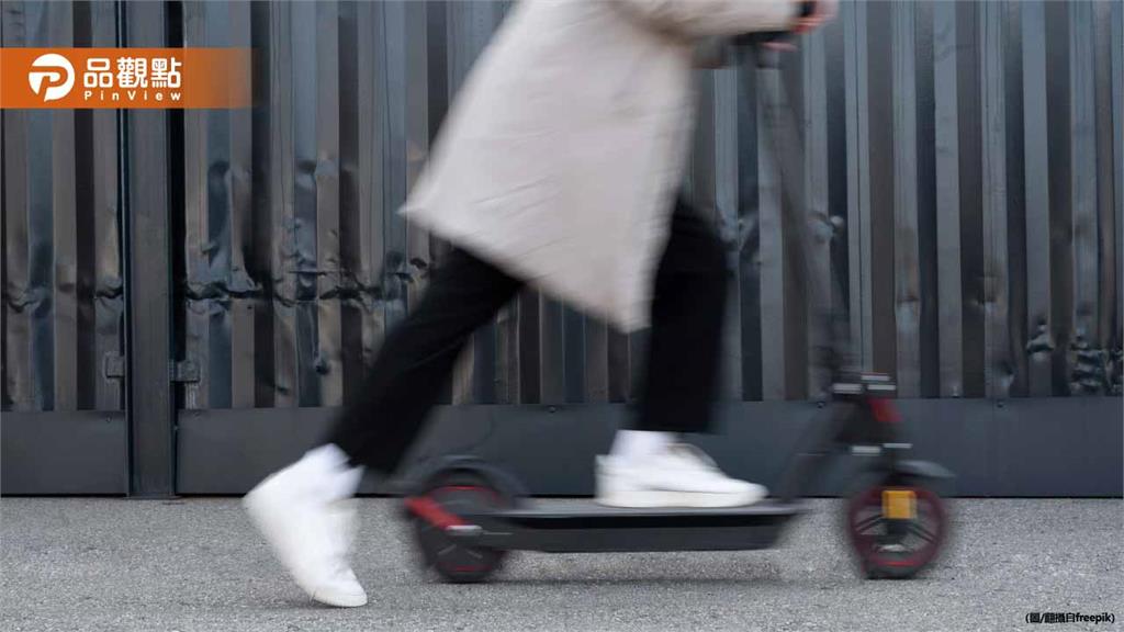 17歲少年騎滑板車停在快車道！保時捷閃避不及撞上