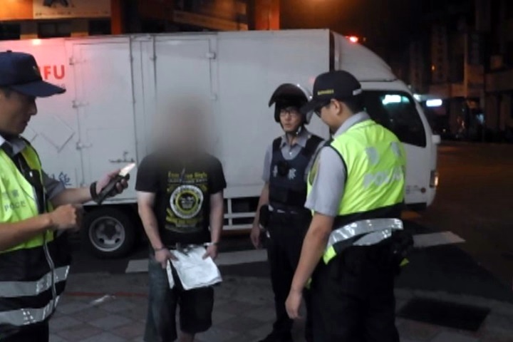 違停補貨被勸導 駕駛嗆聲還企圖撞警