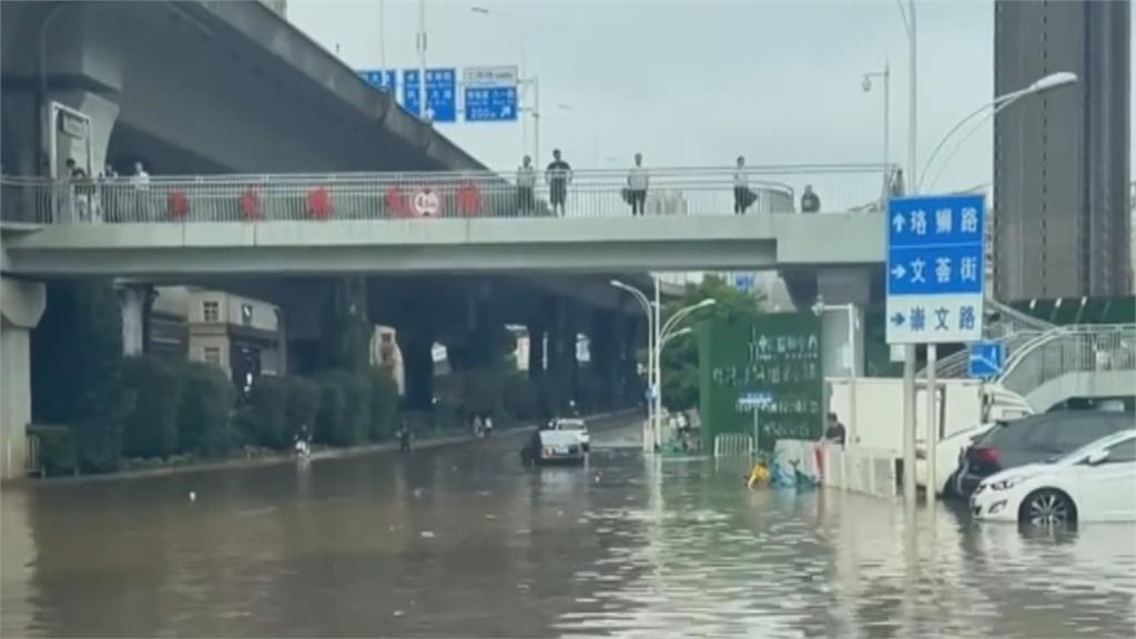 中國連日暴雨武漢成水都！　首次發布城市「暴雨臨災警報」