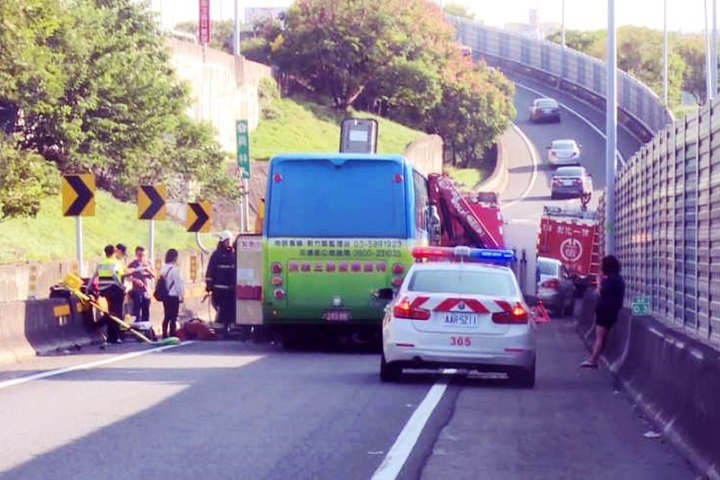 空車巴士追撞大貨車 巴士駕駛小腿骨折