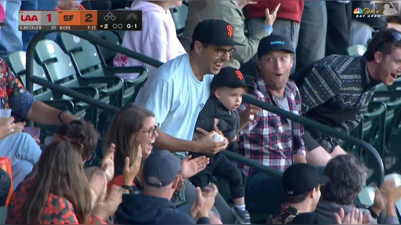 MLB(影)／球場上最帥老爸！一手抱著孩子另一手反手接住界外球