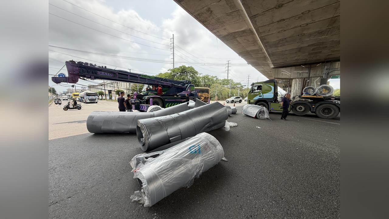快新聞／高雄林園驚魂！曳引車貨物掉滿地　警方火速排除