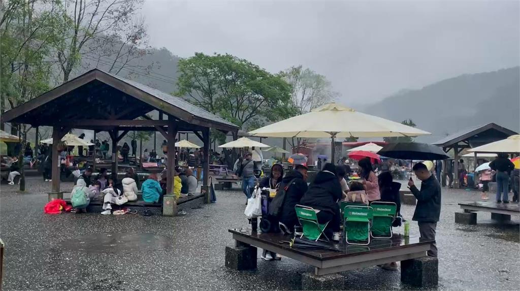 冷颼颼！　　清水地熱白煙裊裊如仙境　　遊客泡溫泉煮蛋好享受