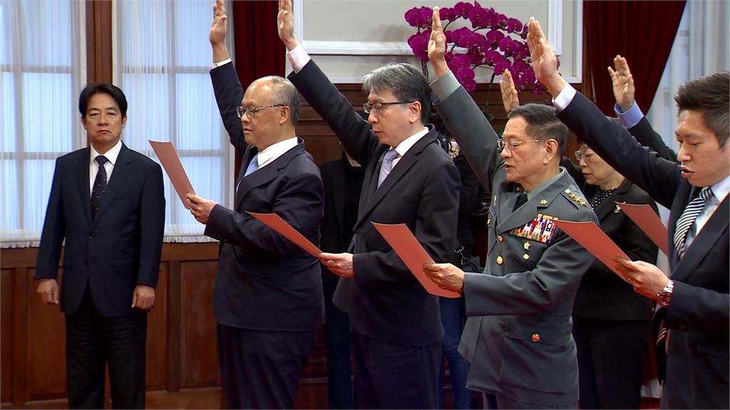 鄧振中帶領宣讀誓詞後　蔡總統向宣誓人員致意