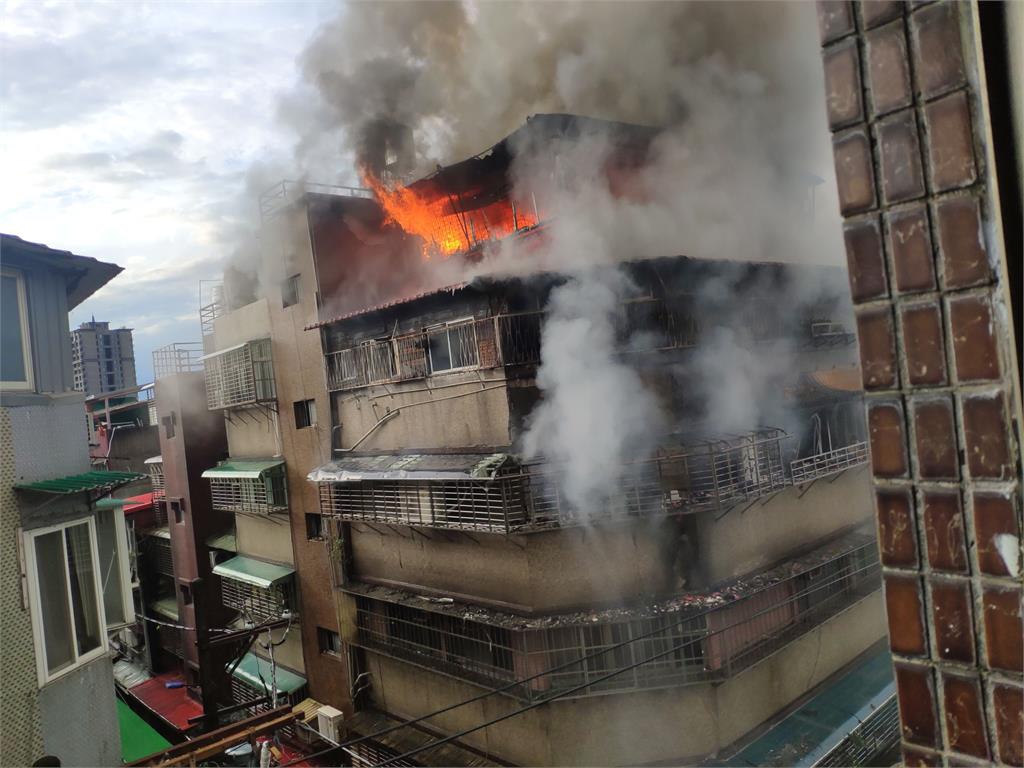 快新聞／烈火濃煙猛竄！萬華住宅式宮廟　2人意識不清緊急送醫　