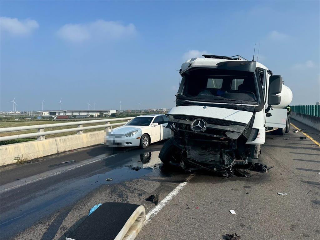 快新聞／台61漢寶路段車禍！牛奶槽車撞上「路肩載雞貨車」　暫封6小時