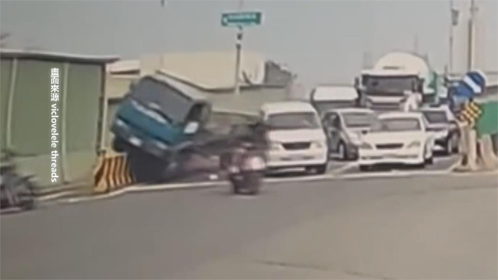 高雄貨車疑煞車失靈擦撞4車　機車騎士催油門閃避沒受波及