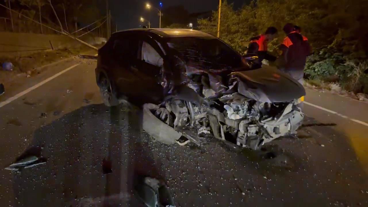 你累了嗎? 休旅車自撞電桿"車頭全毀" 駕駛自行脫困